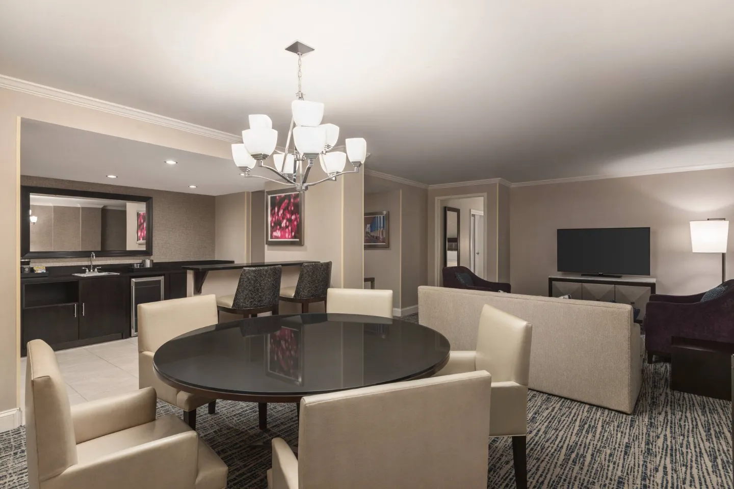 Guest suite dining and lounge area